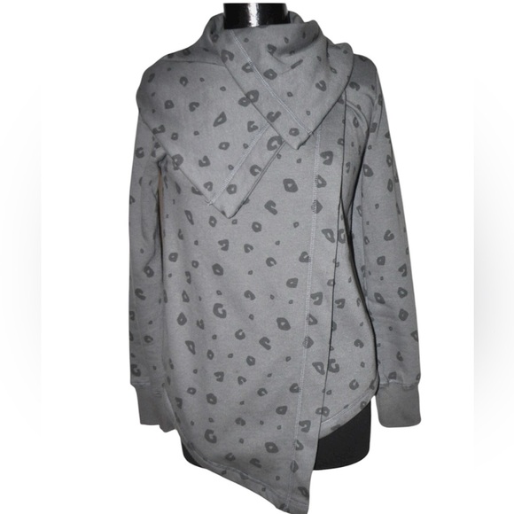 OLIVE & OAK Gray Leopard Draped Front Button Sweater Cardigan Size Small - Picture 1 of 7